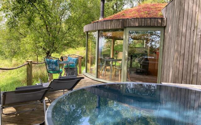 Luxury and Peaceful 1-bed Roundhouse With Hot Tub