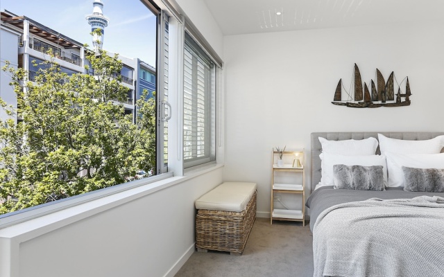 Bright and Spacious Viaduct Living with free carpark by Urban Butler – Guest Rooms – Auckland