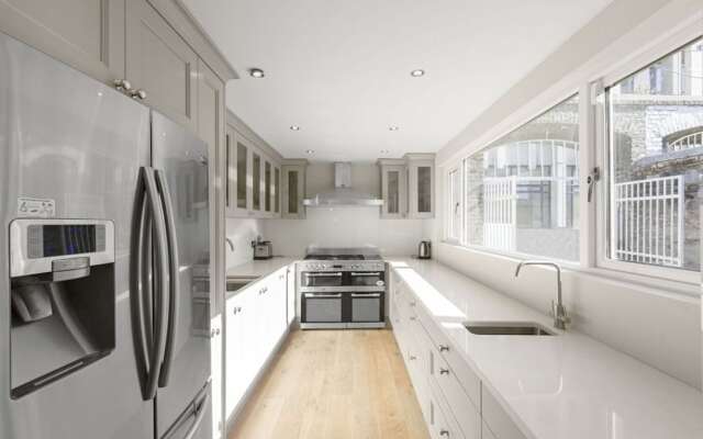 Pierce Brosnan Suite by 5STARSTAY