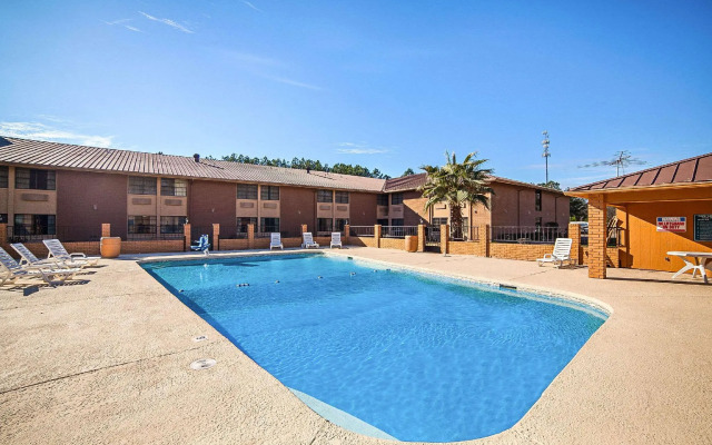 Clarion Pointe Marshall