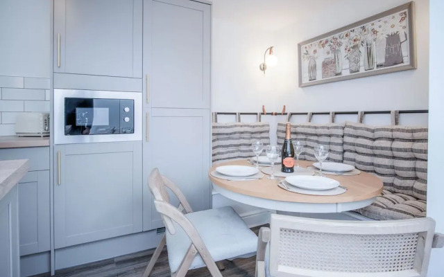 Castle Square - 2 Bedroom - Mumbles