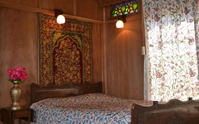 Peacock Houseboats