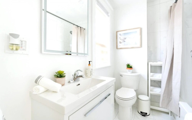 3BR Townhouse - St Clair West Village w Parking
