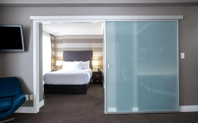 Stage West All-Suite Hotel & Theatre Restaurant