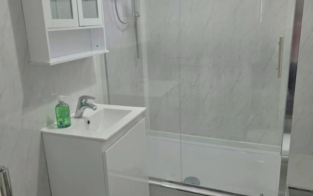 3 Bed Home Free Wifi & Netflix Central Location