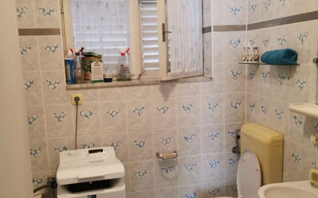 Apartment Renko - 100 m from the sea : A1 Omis, Riviera Omis