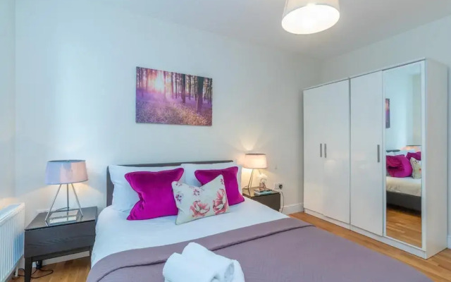 Modern Two Bedroom Apartment in Hammersmith - 203a, London