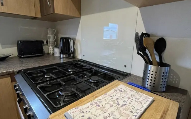 Caravan - Sleeps 10 - Pet Friendly - Parking