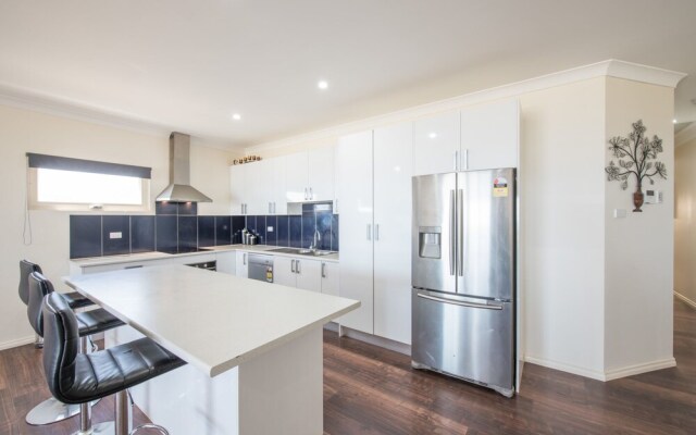 The Oasis - 6 Turnberry Drive, Links Lady Bay