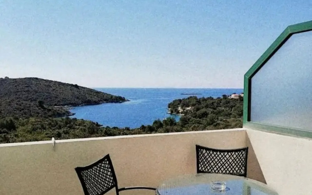 Toni - With Pool and View - A3