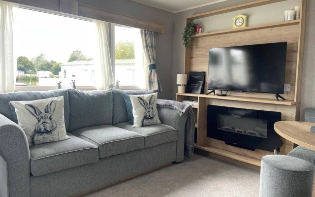 Gorgeous 2 Bed Caravan in South Cerney