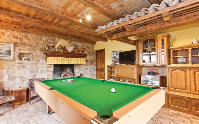 Awesome Home in Visnjan with Hot Tub, Sauna & WiFi