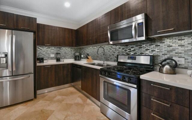 Amazing 1BR 2BA Condo Great Location w Pool GYM