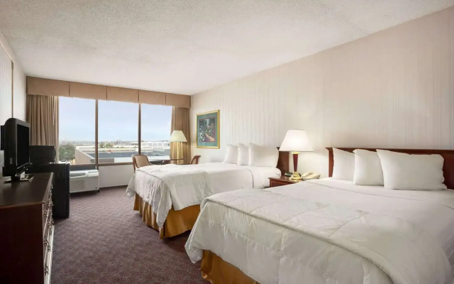 Days Inn & Suites by Wyndham Elyria