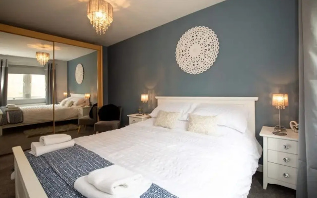 Blue Bridge View - Sleeps 7 With Free Parking