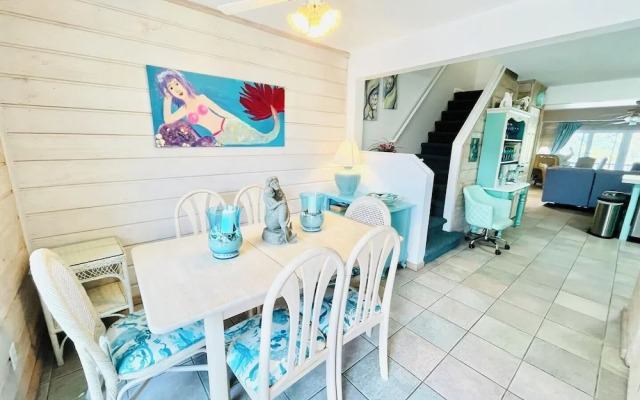 SEA Strand Court 3 #22