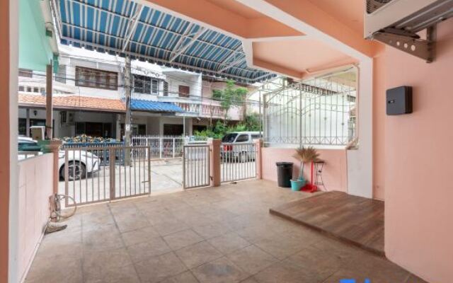 RB3 Onnut House, Netflix, SpeedNet, 10Pax ,Bts