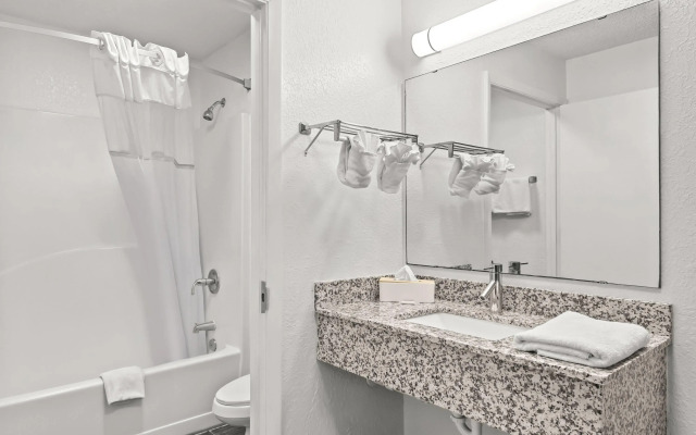 Travelodge Suites by Wyndham MacClenny