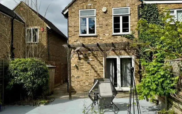 Inviting 4-bed House Near Heathrow w/ Fireplace