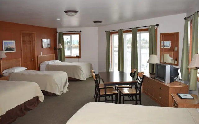 Longliner Lodge and Suites