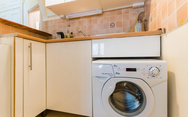 Sunny Studio with balcony in Party District