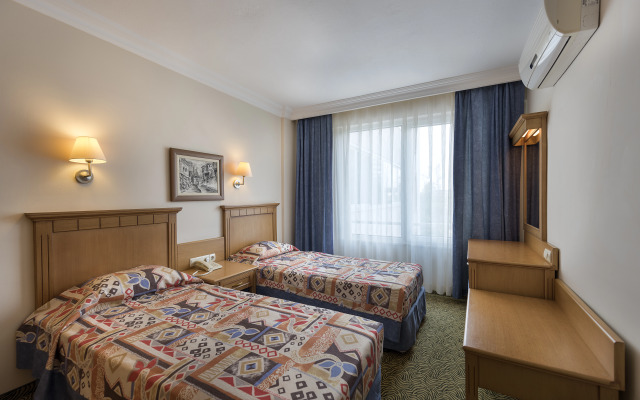 Royal Garden Suite Hotel