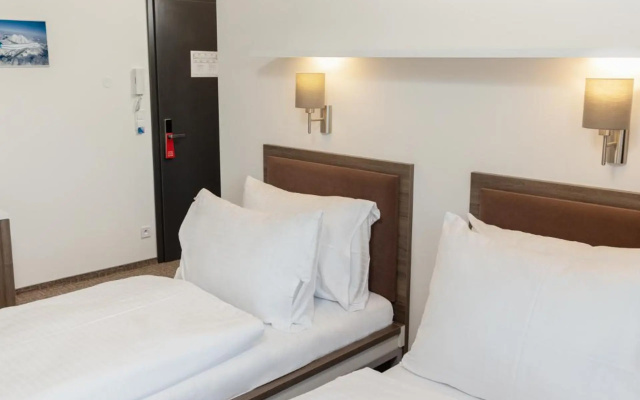 SKY Hotel Prague - Image 6