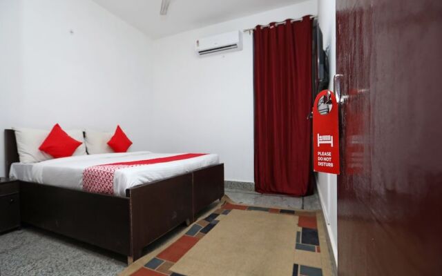 OYO 36700 Moonlight Residency