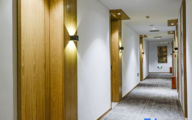 Xinyang Nanwan Lake Camellia Hotel
