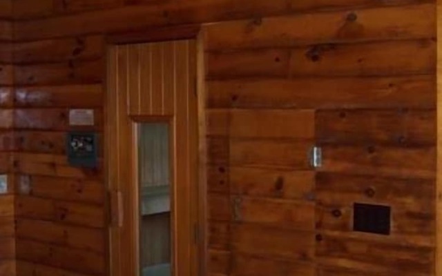Tall Pines Motel