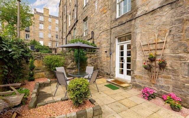 Elegant ground-floor 3BR New Town Apt w/ Garden