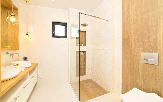 Villa Solaris Heated Pool & Hot Tub