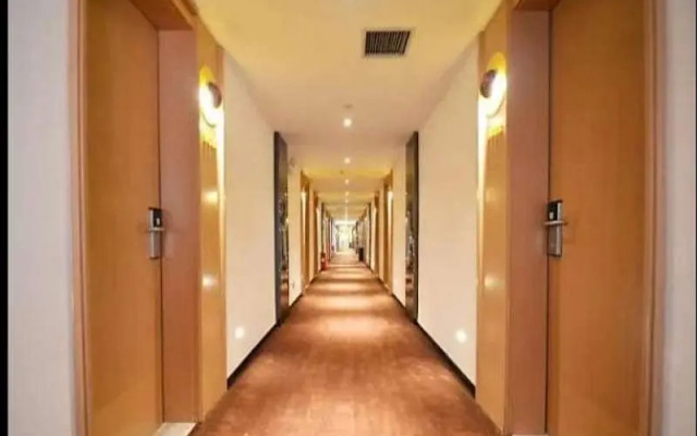 IU Hotel Zhengzhou Xinzheng Yasi College