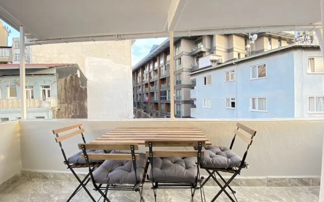 Central and Charming Flat With Balcony in Sisli