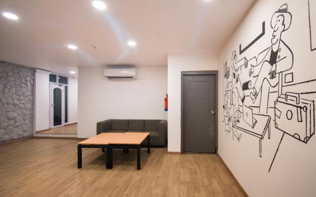 OYO Townhouse 201 Heera Holiday Inn