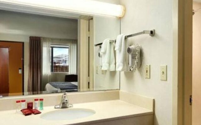 海斯大使酒店及会议中心(Hays Ambassador Hotel & Conference Center)