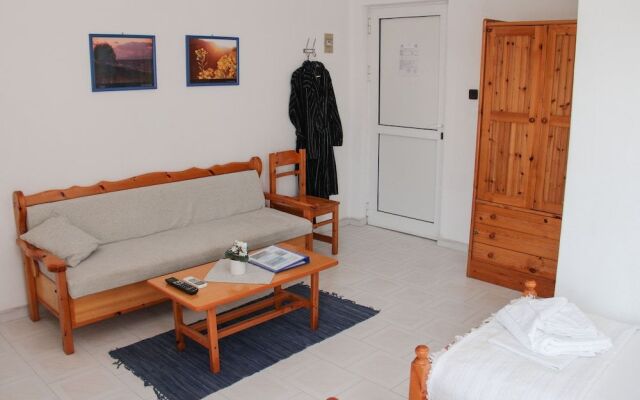 Blue Dolphin Studios & Apartment