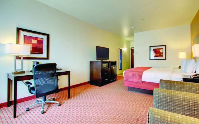 La Quinta Inn & Suites by Wyndham Denver Gateway Park
