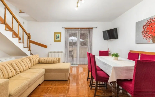 Apartment in Liznjan Near Bora Beach