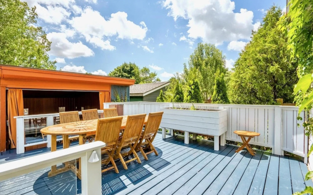 4BR Family Home - w Private Pool and Games Room