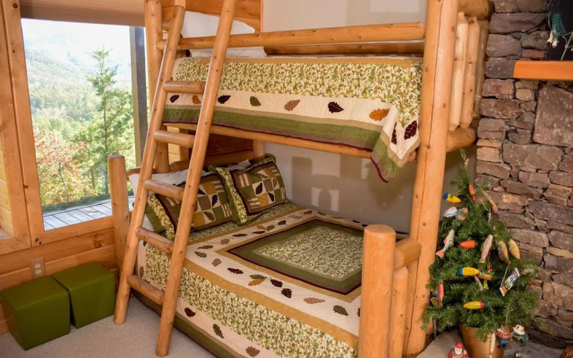 PAPA BEAR'S DEN - 5 Br Cabin