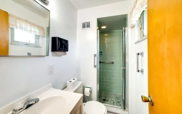 3 Mi to Downtown: Pittsburgh Home w/ Balcony!