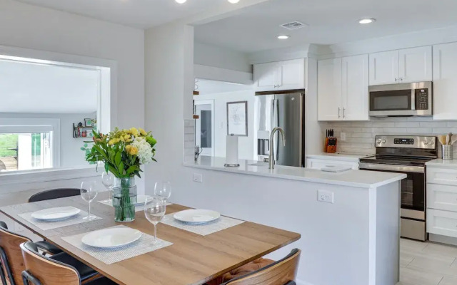 Lakeland Retreat w/ Private Pool & Yard Games!