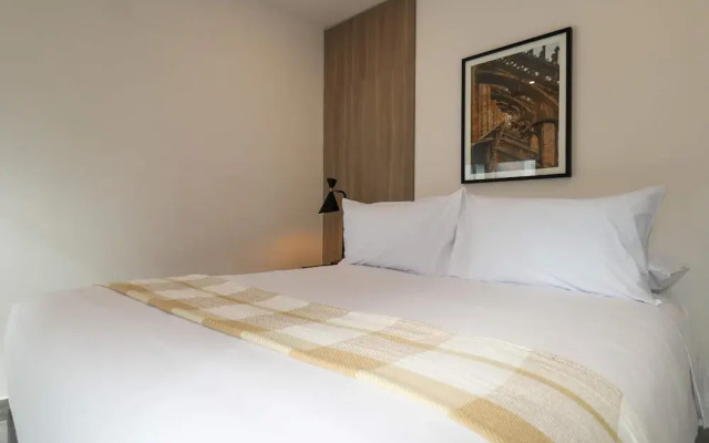 w Grandiose Duplex w Modern Deco in Miraflores