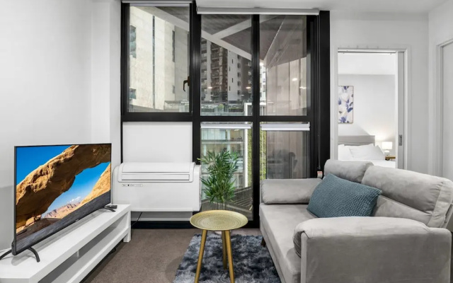 Elevated 1-bed Retreat Near Crown – Guest Rooms – Melbourne