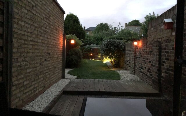 Bright Clapham flat with private garden, sleeps 4