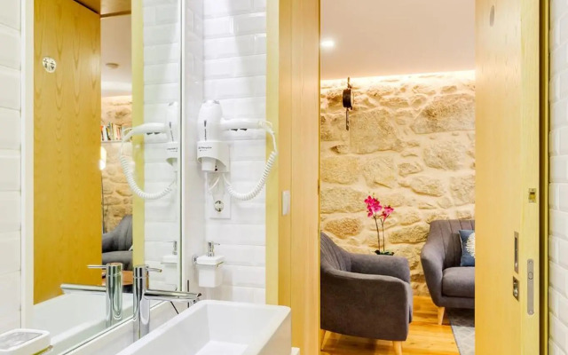 Riverside 2 Bedroom Apartment by DA'HOME