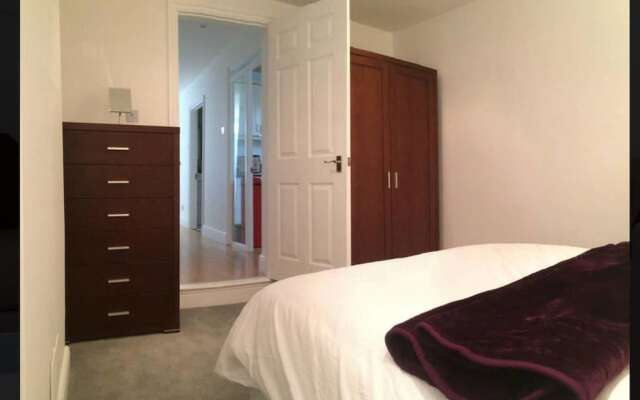 Great 2 BED in Northfields With Private Garden