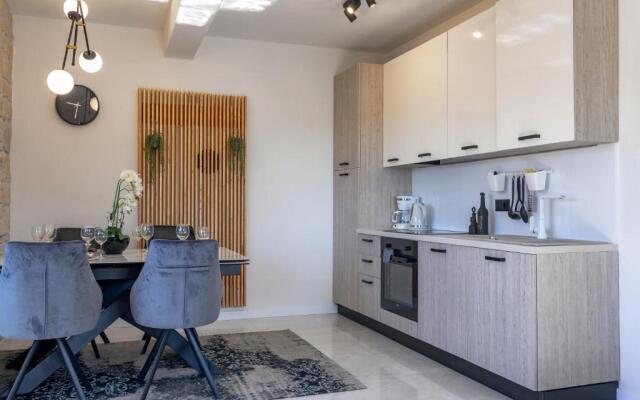 TEONA Luxury Apartment with jacuzzi and terrace sea view