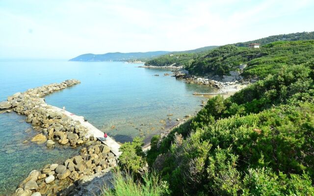 Beautifully Situated Detached Cottage With View On And Private Access To The Sea